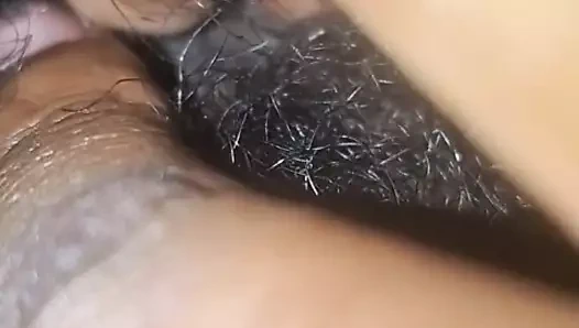 Islak sıkı amcığını ovuyor