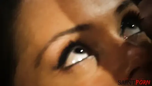 Alison Tyler yarağını sikerken mükemmel şeftali götünü gösteriyor
