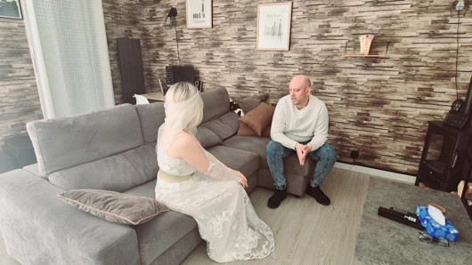 Evli bakire düğünden önce sağdıç tarafından sikiliyor ve yüzüne döl boşaltıyor