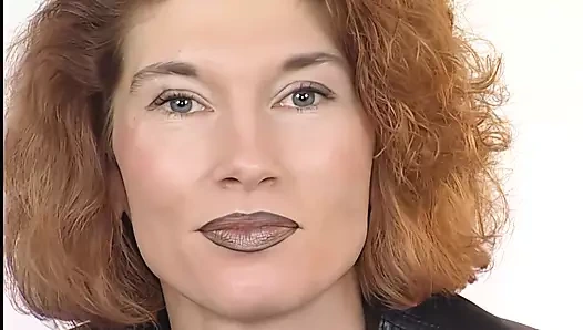 Kızıl saçlı orta yaşlı seksi kadın yaraklı dildo beim oyuncu seçmeleri