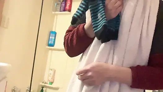 Minik Doğa Memeli Hana Banyoda Duşunu Bitiriyor