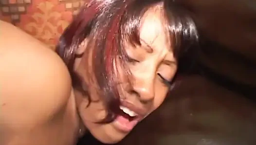 Büyük götlü minyon amcık sikişiyor siyah yarak emiyor... ağzına boşalma