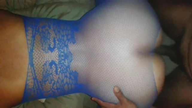 Esposa en mallas de perrito