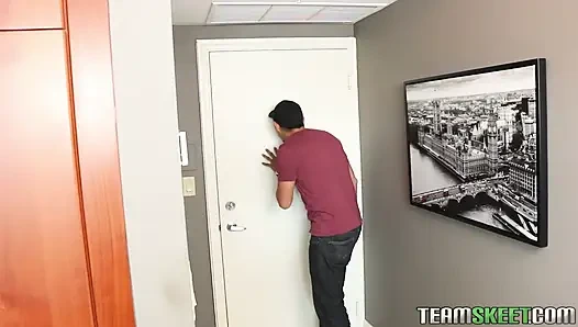 Sevimli minyon genç kız büyük bir yarağı emiyor