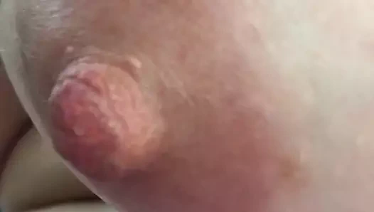 Meme uçlarım seviyor