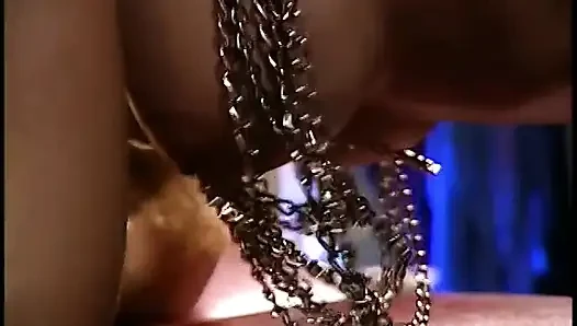 Adam masada orta yaşlı seksi kadını yalıyor