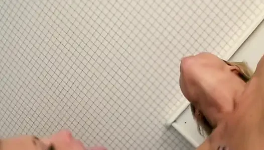 Sarışın yarak ve parmakları açık götü yutuyor