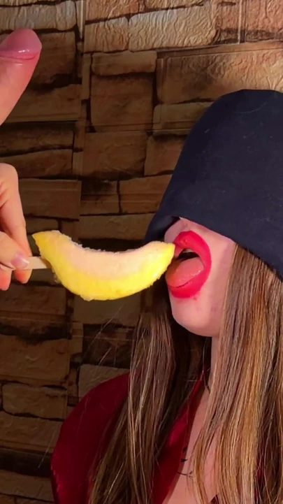 DONDURMA OYUNU. Üvey kız kardeş tatlı tadırken yüzüne dağınık bir şekilde boşalıyor. | Klip 1