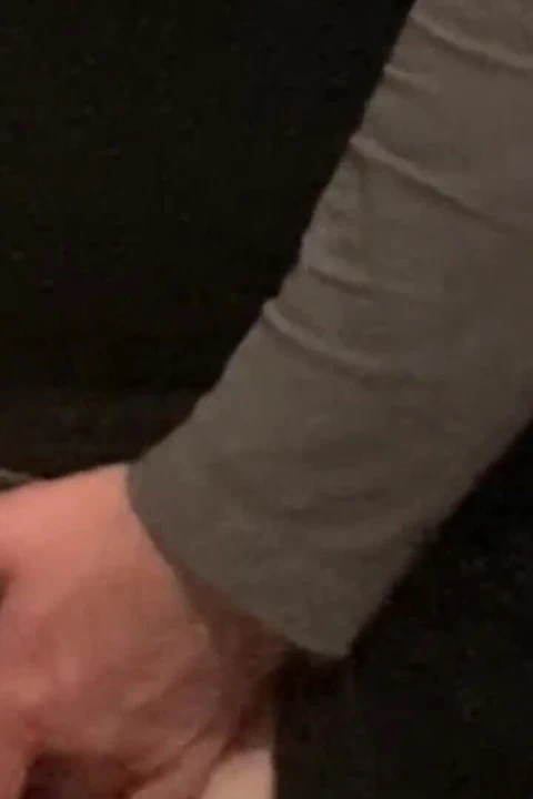 Yaşlı adam sapık metroda amımı parmaklıyor