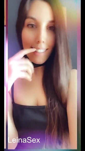 Эмоциональный момент из "Горячие клипы в нижнем белье, обнаженной и мастурбирует июнь 2020"