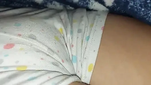 Üvey kız kardeşimle çarşaflar arasında oynuyorum.