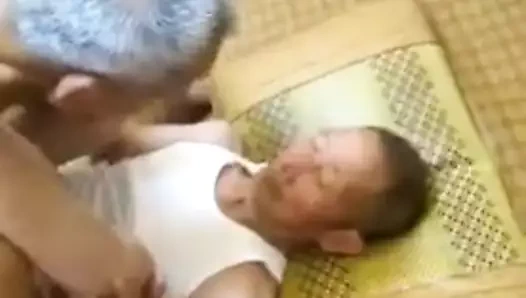 Çinli büyükbaba başka bir büyükbaba için iyi bir sikiş verir