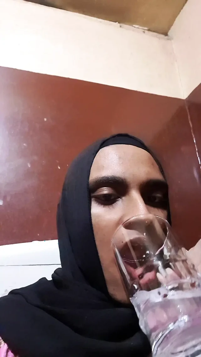 Hintli seksi travesti çişini içiyor ve üzerine boşalıyor