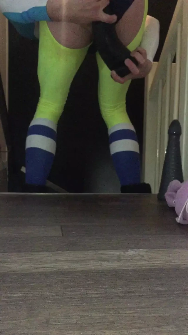 Büyük dildolarımı likralı giysiler ve nike spor ayakkabılarla sürüyorum