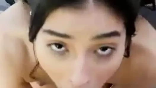 sevimli kız verir oral seks