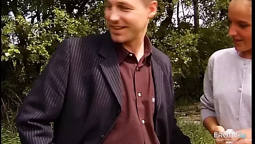 Açık havada seks parkta iki olgun amcıkla sikişiyor