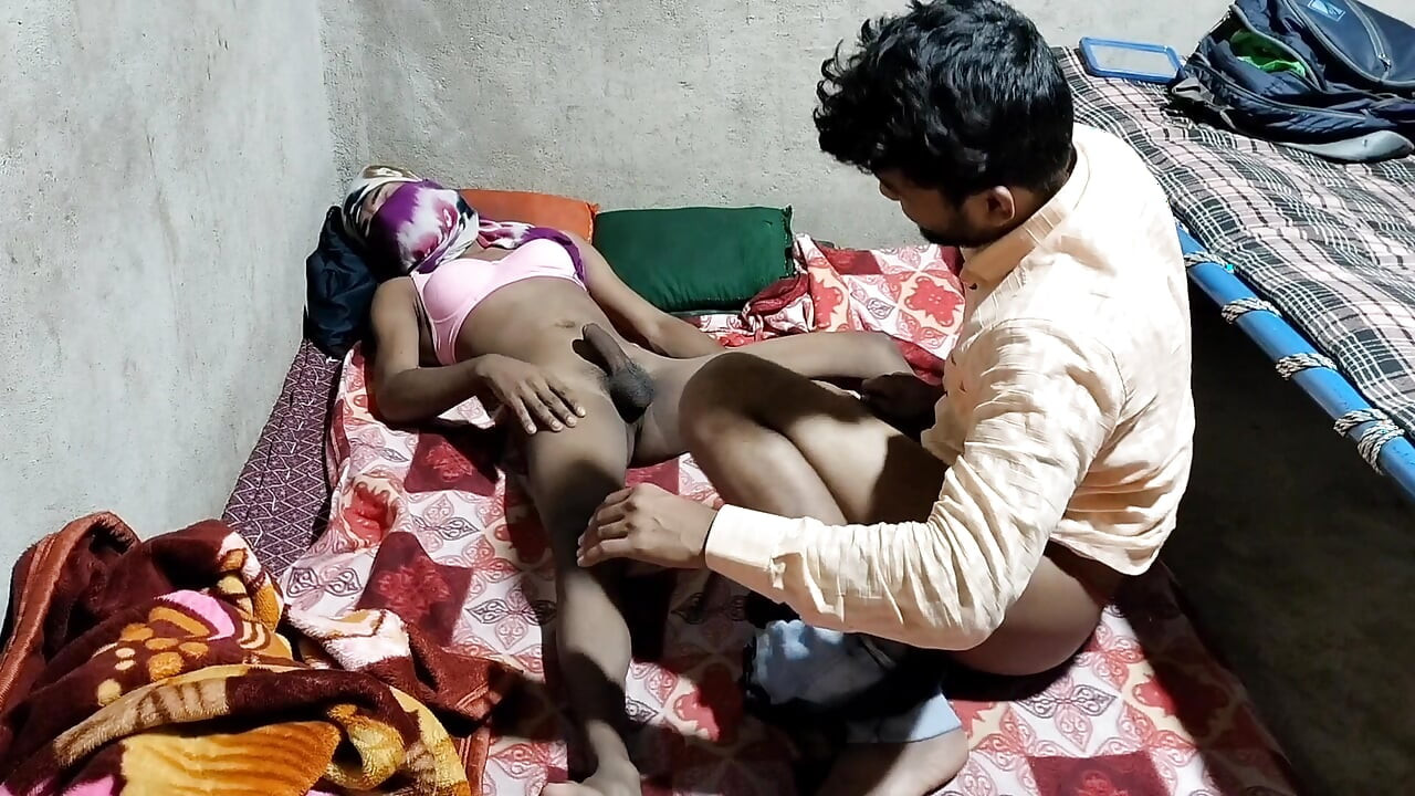 Benim ghar me muth mar rhi thi tabhi sadece chacha ji ne mujhe muth marte huye dekh liye bizim unhone mujhe chod diye.