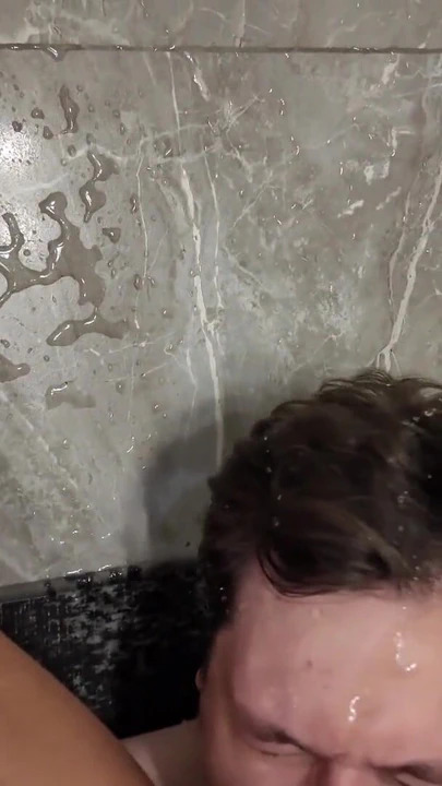 "Büyük amcığı çok boşalıyor ve fışkırtıyor" dan büyüleyici bir an