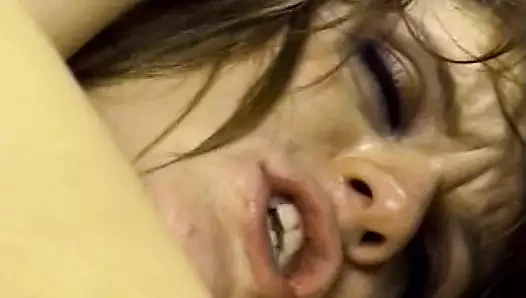 Büyük memeli esmer bomba ile sert sikişten sonra anal dölleme