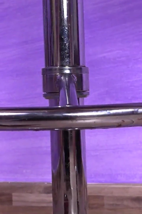 Ateşli dövmeli Aradia ayaklarını soğuk çelikle karıştırıyor