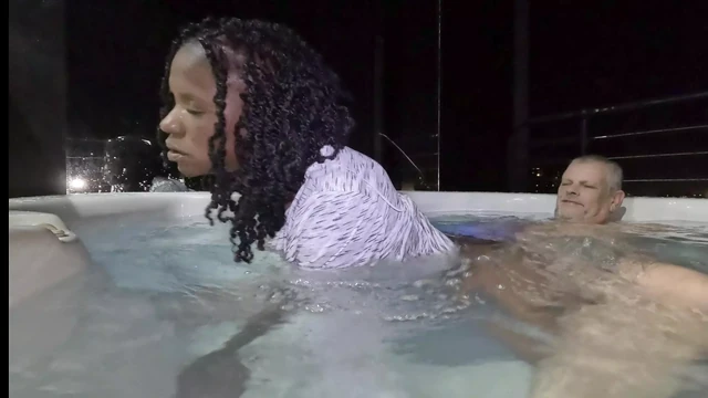 Папочка жестко трахает меня в пентхаусе с джакузи