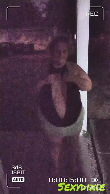 SexyDixie засвет сисек на улице