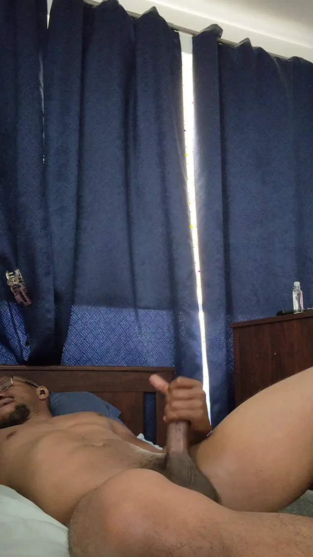 Büyük zenci yarağı boşalması gereken spor salonundan sonra kalın ve azgın