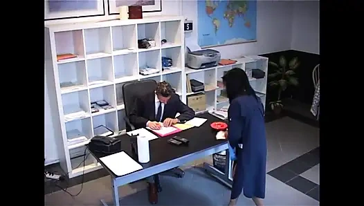 Büyük memeli temizlikçi kadın ofiste sikişmeyi seviyor