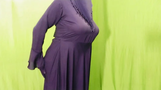 Hintli güzel tesettürlü Müslüman çift sikişmeye susamış