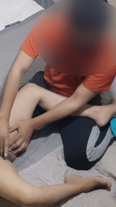 Güzel Hintli hamile üvey kız kardeş üvey erkek kardeşi tarafından Hintçe sikiliyor | Klip 1