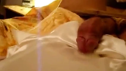 Külot ve külotlu çorapta mastürbasyon yapan crossdressing