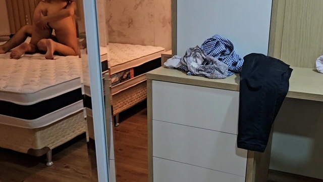 Aldatılan işaret, inleyen evli kadın, 20 cm kalınlığındaki penisin üzerinde ateşli oturma