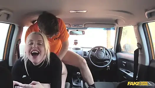 Sahte sürücü kursu - yaramaz öğrenci sürücüsü Lexi Lou eğitmen Ryan'ı gırtlağına kadar alıyor, fışkırtana ve boşalana kadar sert sikişiyor