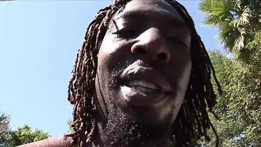 En çarpıcı zenci kadın havuz kenarında sikişmek için burada