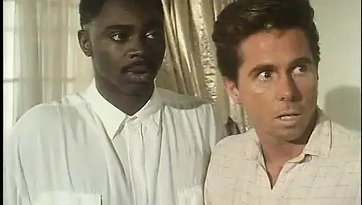 Ateşli orta yaşlı seksi kadın üç sert yarakla grup seks yapıyor