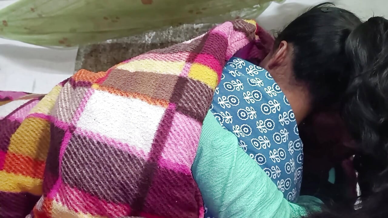 Hintli kız ilk kez erkek arkadaşının evinde net Hintçe ses tam viral videoda sikiliyor