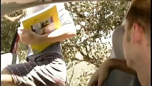 La teen bionda si fa sbattere la figa bagnata