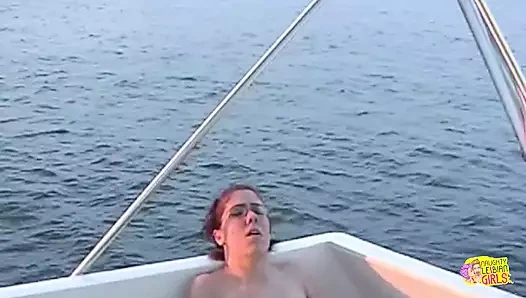 Üç azgın amatör lezbiyen tekne gezisinde birbirlerinin amlarını yalıyor ve mastürbasyon yapıyor