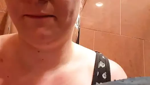 İş yerinde kirli parmak arası terliğimi yalamak