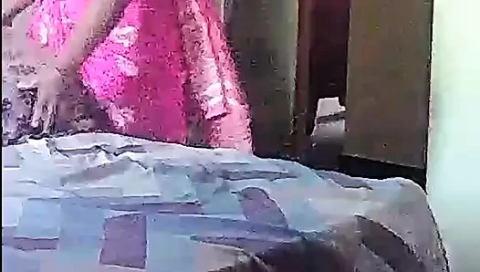 Pembe sari içinde aldatan desi teyze komşu üvey babasıyla sikişiyor
