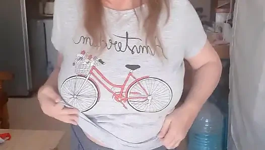 Büyük memeli ve amcık parmaklayan striptiz