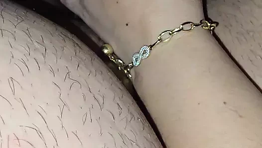 Üvey anne yatakta sikini sıvazlayarak şişman üvey oğluna yardım ediyor