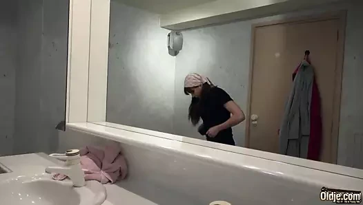 Yaşlı genç temizlikçi kadın buruşuk dede tarafından becerdin alır