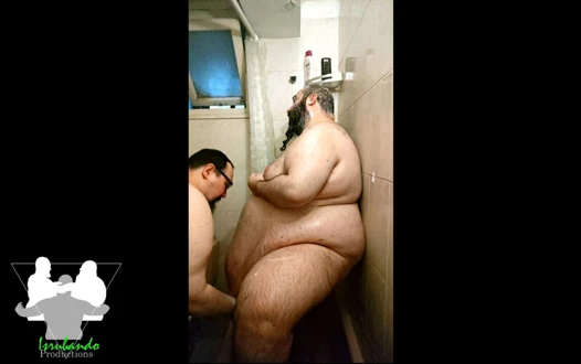 Kocam duşta yardım ediyor.