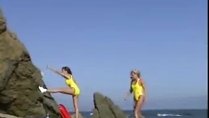 Lezbiyen cankurtaranlar sahilde kedi yalama