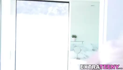 Minik sarışın genç kate bloom boşalmak püskürtülür sonra doggystyle