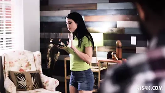 Alex kömür onu kedi nüfuz için yeni bir horoz kabul eder