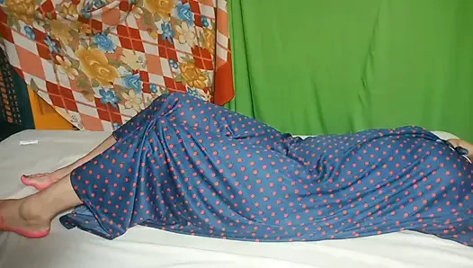 Hintli ateşli Boudi yeni müşterisini yatakta bekliyor.