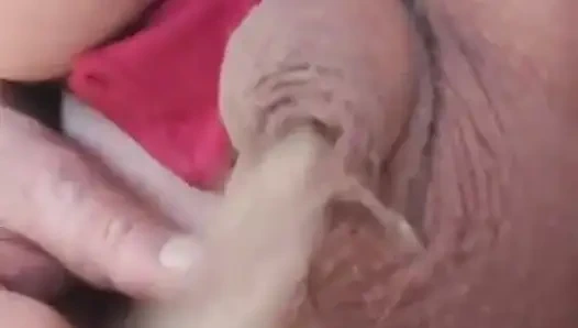 İşerken azgın, giyiniyor, oynuyor ve daha fazla işiyor