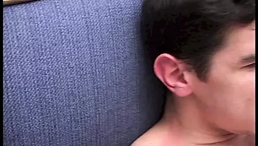 Rus kız büyük bir İtalyan yarağını emiyor ve hepsini mükemmel götüne alıyor